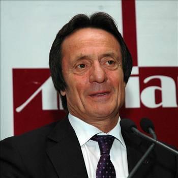 <p><b>Ahmet Nazif Zorlu</b></p>  lkokuldan sonra ticarete atlarak, eitimine devam etmedi.