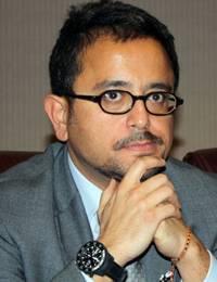 <p><b>Ali smail Sabanc</b></p>  1987 ile 1991 yllar arasnda Medford, Massachusetts, ABD'de bulunan Tufts niversitesi'nde Ekonomi ve Siyasal Bilgiler blmn bitirdi.