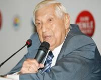 <p><b>brahim Bodur</b></p>   Balkesir Lisesi'nde iftihar talebesi olarak okuduktan sonra stanbul Robert Kolej'e girdi. Robert Kolej'de ekonomi ve edebiyat blmlerini ayn srede bitirerek Major in Commerce (M.A.), Bachelor of Arts (B.A.) dereceleri ve stn baaryla bitirdi.