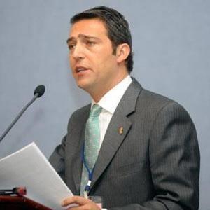 <p><b>Ali Ko</b></p>   1995 - 1997  A.B.D.' de Mastern  Harvard niversitesi Boston Massachusetts letme Fakltesi'nde yapt.  <p>1985 - 1989 A.B.D. Texas'da Rice niversitesi Houston letme Fakltesi'ni bitirdi.</p>    1980 - 1985 Harrow School Londra ngiltere Matematik Ekonomi ve Corafya'da yksek derece eitimi ald.