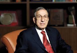 <p><b>Erol er</b></p>  1946 ylnda Ankara Atatrk Lisesi'nden mezun olduktan sonra ayn yl stanbul Teknik niversitesi'ni bitirdi.