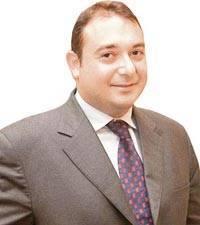 <p><b>Demir Sabanc</b></p>  1989 ylnda Tarsus Amerikan Kolejinden mezun olduktan sonra, Boston niveritesi'nde Ekonomi ve letme eitimi ald.