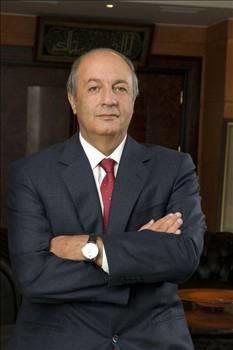 <p><b>Tuncay zilhan</b></p>  ktisat Fakltesi ve Long sland niversitesi  daresi (MBA) blmn bitirdi.