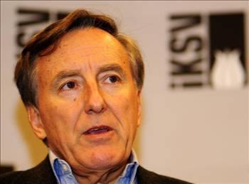 <p><b>Blent Eczacba</b></p>  stanbul Alman Lisesi'ni bitirdi. Sonra yksek renimini Londra niversitesi'nde srdren Eczacba, ABD'de Massachusetts Institute of Technology'den kimya mhendislii dalnda master derecesi ald.