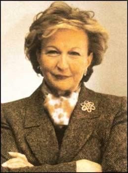 <p><b>Suna Kra</b></p>  Arnavutky Amerikan Kz Koleji'ni bitirdi. stanbul Boazii niversitesi'nde Bankaclk ve Finansman konularnda eitim ald.