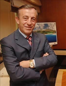 <p><b>Ali Aaolu</b></p>  Trkiye'nin emlak kral Ali Aaolu kendisiyle yaplan bir rportajda niversite eitimi almadn, liseyi ise son snfta, ticarete atlmasyla brakmak zorunda kaldn sylyor.