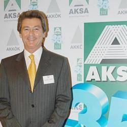 <p><b>mer Dinkk</b></p>  Robert Kolej Yksek Okulu  daresi ve ktisat Blm'n bitirdi. ngiltere'de de lisansst eitim yapt.