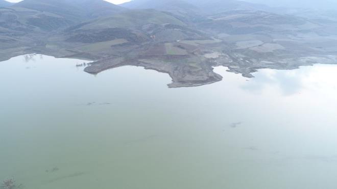 Trakya'daki 14 barajda 20 Kas�m'da y�zde 34 olarak �l��len ortalama doluluk oran� 20 Aral�k'ta y�zde 43 olarak kay�tlara ge�ti.    K�rklareli Ziraat Odas� Ba�kan� Ekrem �aylan, son bir ayda g�r�len sa�anak ve kar�n barajlar� olumlu etkiledi�ini belirtti.