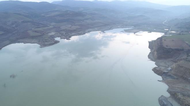 �aylan, "Sadece K�rklareli'nde barajlar�m�za yakla��k 13 milyon metrek�p su geldi bir ay i�inde. Bu da �n�m�zdeki sene i�in ekilecek olan �r�nlerle ilgili �ift�ilerimizin y�z�n� g�ld�rd�. Barajlarda i�me suyu ve sulama suyuyla ilgili bir s�k�nt� olaca��n� zannetmiyorum." dedi.