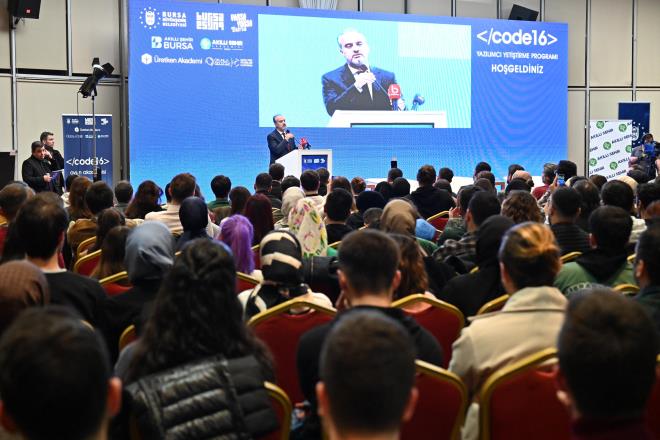 ?Unicornlar kmasn istiyoruz?<br>&#8232;Bursa Bykehir Belediye Bakan Alinur Akta, niversite yllarna ait bir ansn anlatarak konumasna balad. niversitedeki bilgi ilem dersinin vizesinde ve finalinde 100 almasna ramen hi bilgisayar grmediini syleyen Bakan Alinur Akta, gittii bilgisayar kursunda bilgisayarla tantn belirtti. Gelinen noktann artk ba dndrc olduunu ancak bunun yeterli olmadn ifade eden Bakan Akta, ?Bizim ehrimizden unicornlar kmasn istiyoruz. Bizim teknoloji retmemiz gerekiyor. Katma deerli iler yapmalyz. Code 16 sayesinde ehre deer katacak yeni arkadalar yetisin istiyoruz. Bilim ve teknoloji konusunda Bursa, Trkiye?nin nc ehirlerinden bir tanesi. Greve geldikten sonra ?Akll ehircilik ve novasyon Daire Bakanl?n kurduk. Science Expo Bilim enlii, Mobilfest, Robokod Kodlama Eitimi, biliim snflarnn kurulmas, Astrofest, Akll ehircilik ve novasyon Merkezi almalarmzdan bazlar. Gkmen Uzay Havaclk Eitim Merkezi, ehrin nemli kazanmlarndan bir tanesidir. Bizim vizyon projemiz olan ?Bursa Bilim ve Teknoloji Merkezi? de Trkiye?nin bilim ve teknoloji alanndaki geliimine hz kazandrmay ve bu kapsamdaki ilk rnek olarak btn Trkiye?ye model olmay hedefleyen bir merkez? dedi.&#8232;