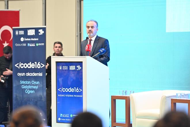 retken Akademi?nin kurucu ortaklarndan Kadir Can Krkoyun da program hakknda bilgilendirme yapt. Yazlm ve oyun iinin aslnda belediyelerde yeni bir konu olduunu syleyen Krkoyun, Bursa Bykehir Belediyesi?nin bu anlamda Trkiye?deki nc kurumlardan birisi olduunu belirtti. Yapt almalarla ok sayda kuruma ve kurulua rnek olan Bursa Bykehir Belediye Bakan Alinur Akta?a ve ekibine teekkr eden Krkoyun, genleri birok gzel almann beklediini de ifade etti. Code 16 Yazlmc Gelitirme Program?na herkesi kabul etmediklerini anlatan Krkoyun, ?Bavuru srasnda ?neden bu programa katlmak istiyorsunuz?? diye sorduk. Hangi blmden mezun, ka yanda gibi kriterlere bakmadk. Bu program tamamlamak iin yeterli motivasyona sahip olup olmadna baktk. 2000?i akn bavuru arasndan 700 kiiyi bu programa setik. Sizleri bu yzden tebrik ediyorum. Eitimler boyunca i dnyasnda farkl olmay ve ne kmay reneceksiniz. Sizleri desteklemek adna mekanizmalar ina ettik. Programn herkese faydal olmasn diliyorum? dedi.&#8232;&#8232;<br>Program, sylei blmyle devam etti.