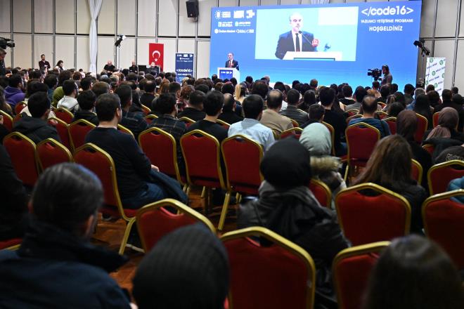 &#8232;?Geleceinize katk sunuyoruz?&#8232;<br>Trkiye?nin yazlmclara ok fazla ihtiya duyduunu dile getiren Bakan Akta, akll ehircilik uygulamalaryla Bursa?y daha yaanabilir hale getirmeyi arzuladklarn anlatt. Bursa Bykehir Belediyesi Akll ehir Akademisi?nin tasarlad Code16 yazlmc yetitirme programnn, yazlm sektrne adm atmada ve kariyerleri bu alanda gelitirmede nemli bir frsat sunduunu dile getiren Bakan Akta, ?Code16 yazlmc yetitirme programyla ehir ynetimi, ulam, enerji, evre ve dier akll ehircilik alanlarndaki ihtiyalara ynelik zmler retebilecek yetenekli yazlmclarn yetitirilmesini hedefliyoruz. Program sresince akll ehircilik alannda gerek projeler gelitirerek, bu alandaki bilgi ve becerilerinizi arttrma ans bulacaksnz. Ayrca, takm almas becerilerinizi gelitirerek gerek proje deneyimleri edineceksiniz. Code16 programlarmz kapsamnda oyun akademisi ile oyun gelitirme yeteneklerinizi desteklerken, temel seviye ve ileri seviye yazlm akademisi seeneklerimiz ile sfrdan yazlm ve kodlama alannda kendinizi gelitirebileceksiniz.  ay boyunca, her hafta, alannda uzman isimlerle tanacak ve mentorluk desteiyle profesyonel eitmenlerden istifade edebileceksiniz."
