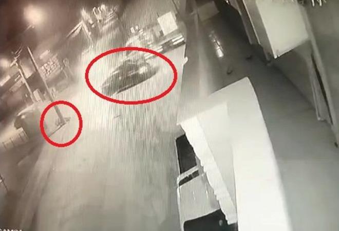 Bursa?da Yakup Karata isimli kiinin ldrld olayn, 150 bin lira bor nedeniyle gerekletii ortaya kt.    Olay, 20 Aralk gn saat 00.30 sralarnda Osmangazi ilesi Soanl Mahallesi?nde meydana geldi. Nilfer Caddesi?nde ard ardna silah sesleri gelmesi zerine dar kan mahalle sakinleri, bir kiinin kanlar iinde yerde yattn grd.