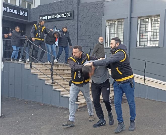 150 BN LRAYI DEMEYECEN SYLED, LDRLD    phelilerden Batuhan K.?nin., emniyetteki ifadesinde, Karata?n kendisine 150 bin lira borcu olduunu, telefonda konuurken istedii paray vermeyeceini sylemesinin ardndan, olay gerekletirdiini syledii renildi.