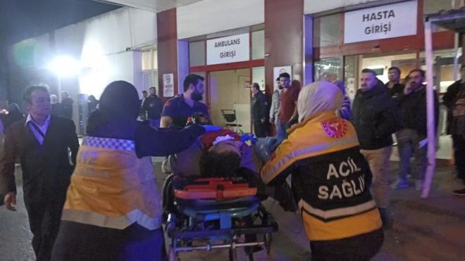 hbar zerine olay yerine polis ve salk ekibi sevk edildi. Polis ekiplerince yaplan sorgulamada, yaralnn Yakup Karata olduu belirlendi. Ar yaral olarak ekirge Devlet Hastanesi'ne kaldrlan Karata, yaplan mdahaleye ramen kurtarlamad.