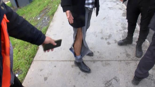 Ekiplerin yakalama almas srasnda, kpeklerin yoldan geen 2 kiiyi saldrmas kameraya yansd.