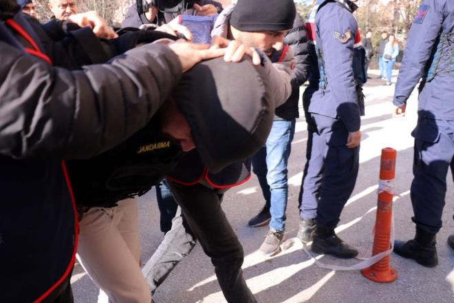 NE OLMUTU?<br>ayrba beldesi Uur Mahallesi?nde 20 Aralk?ta Mert Muharrem T., boanma aamasndaki ei Havva Nur .T. ile einin ailesinden Adem ., Cemile . ve Emine T.?yi av tfeiyle vurarak ldrmt.