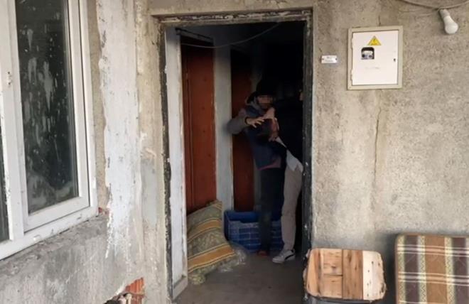 Burada kan tartmann cep telefonuyla kayt altna alnmas ve minibsnn camlarna vurulmas zerine tahrik olduunu ne sren Mert Muharrem T, arataki av tfeiyle olay gerekletirdiini dile getirdi.    te yandan, ift arasndaki boanma durumasnn 21 ubat?a ertelendii renildi.