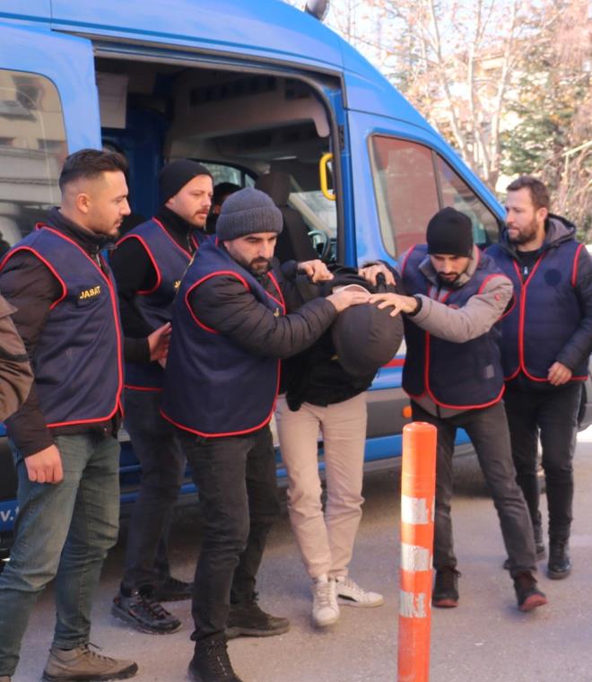 l Jandarma Komutanl ekiplerince Klack ky yaknlarnda sakland barakada gzaltna alnan zanl, ilemlerinin ardndan karld sulh ceza hakimliince tutuklanmt.