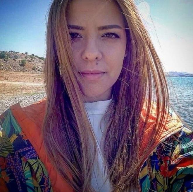 YILLARCA DDET UYGULAYIP, KENCE ETM    Olayda yaamn yitiren Gzde Karamus?un acl babas Yksel Madi, kznn 2 ay nce einin yanndan ayrlarak, kendilerine sndn anlatt.  Kzlarnn tehditler aldn yeni rendiklerini anlatan Madi, ?En byk cezay versinler byle insanlara. Byle katliamm olur? stenmedii iin insan ldr m? Sen almyorsun, benim kzm dvyorsun, ldryorsun. kence dzeyinde dvyorsun benim kzm. Vahet bu, byle vahet mi olur?? ifadelerini kulland.