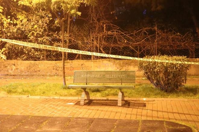 Yal Mahallesi?ndeki Sedat Kahraman Park?nda bir araya gelen ve boanma aamasnda olduklar belirtilen Gzde Karamus ile Serdar Karamus tartmaya balad.    Tartma srasnda Serdar Karamus yanndaki tabancayla Gzde Karamus?u vurduktan sonra intihar giriiminde bulundu.    Olayda Gzde Karamus isimli kadn yaamn yitirirken, Serdar Karamus?un hastanedeki tedavisi sryor.