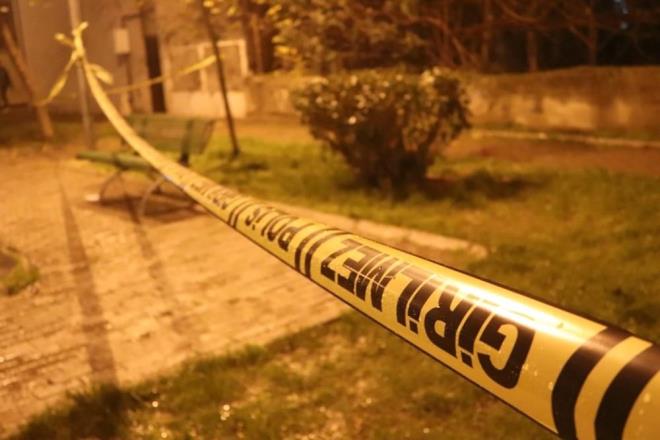 zmir?in Karyaka ilesinde bir kadn, boanma aamasndaki ei tarafndan ocuk parknda ldrld.    Olay dn gece saatlerinde yaand.