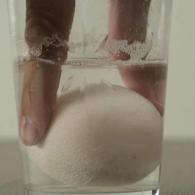 24 saat boyunca bu suda bekletin.