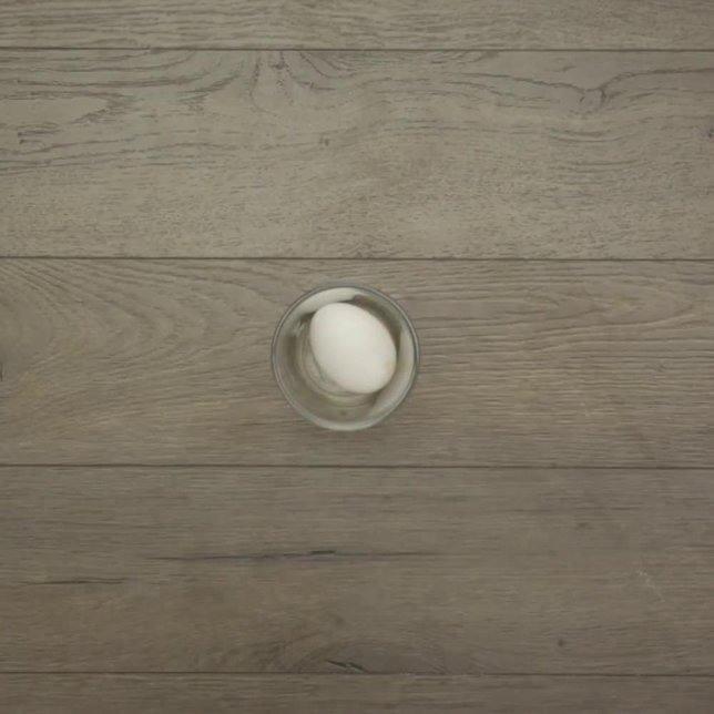 Bir adet yumurtay su bardann iine koyun.