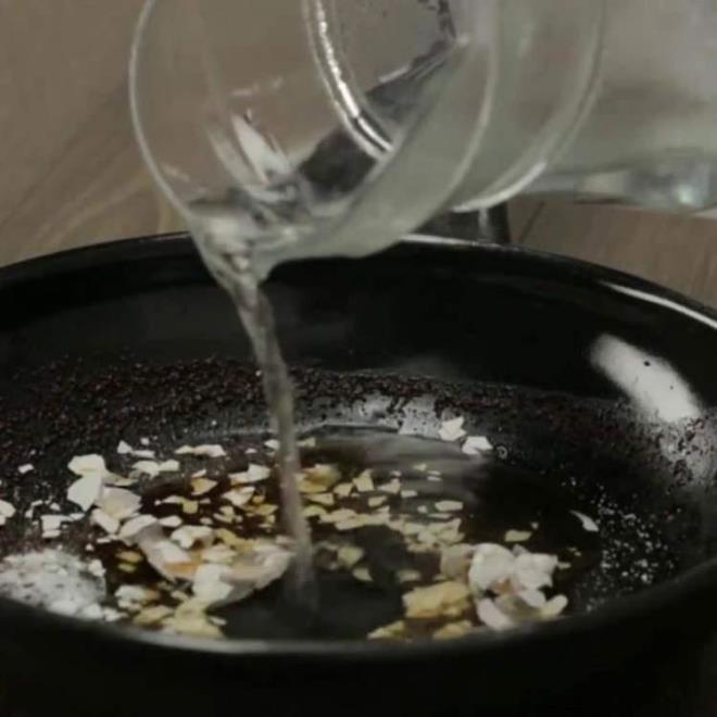 Ardndan bir miktar scak su ekleyin.