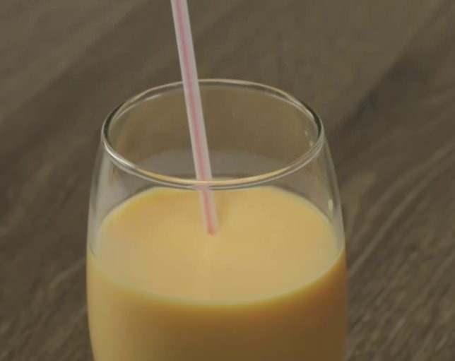 Daha sonra meyve suyunun iine dkn ve pipet yardmyla iin. Bylece meyve suyunu kalsiyum deposu haline getirebilirsiniz