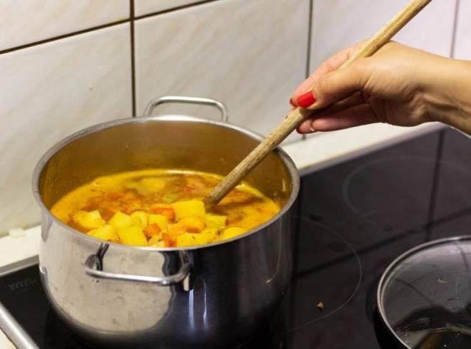 Bu srada kereviz saplarn ayklayp ince ince dorayn.  <br>  Sonrasnda spanak,kereviz saplar, brokoli ve havu blenderdan geirip kartrn.