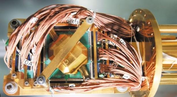 Teoriye gre kuantum bilgisayar hayali, zellikle gnmz bilgisayarlarnn hata payn azaltma asndan nemli avantajlar salayacak. Normal bilgisayarlar sadece 1 ve 0 deeri zerinden hesaplama yapyor. Ancak kuantum bilgisayar teknolojisi hem bir hem de sfr olan ara durumlar da hesaplara eklemesiyle ne kyor. Her ne kadar bu kadar basit olmasa da, temel anlamda iki teknoloji arasnda ki temel fark buradan geliyor. Kuantum bilgisayarlar ok uzun yllardr hem teorik hem de pratik adan teknoloji dnyasnn gndeminde. Bu deerlendirmelere baklrsa ilk baarl kuantum bilgisayar teknolojisi iin ise bekleme sremizin on yllar bulma ihtimali yksek.