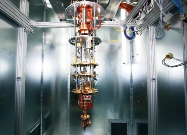 Bilgisayar teknolojisinin bir sonraki devrimi olarak nitelenen kuantum bilgisayar teknolojisi beklediimiz kadar yakn olmayabilir. Uzun yllardr teoride kalan kuantum bilgisayar, son be alt yllk srete fiziki olarak geree dnd.