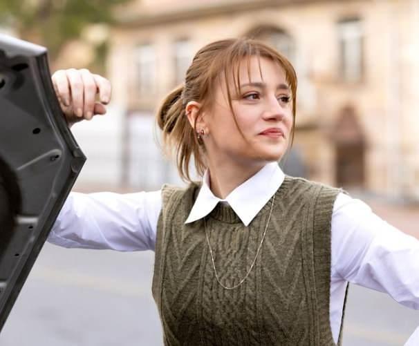 Oyuncu kadrosunda lhan en, zge Yaz, Burak Berkay Akgl, pek Tuzcuolu gibi isimlerin yer ald ATV'nin sevilen dizisi Safir'in kadrosuna Gizem Karaca da dahil oldu.