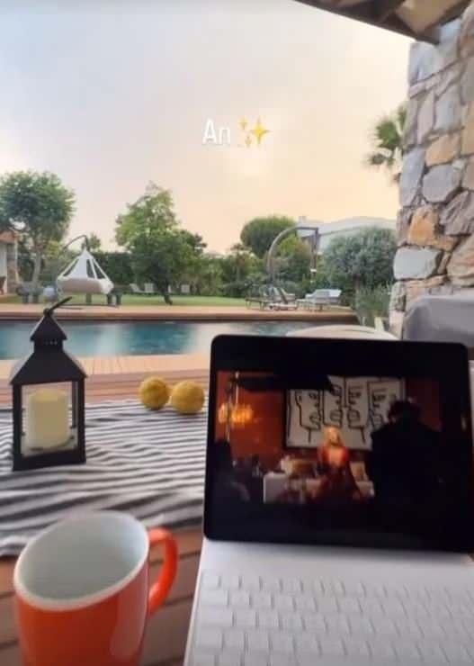 zmir'deki villasnn bahesinde organik tarma ilgi duyan Karaca, yetitirdii meyve sebzeleri takipileriyle paylayordu.