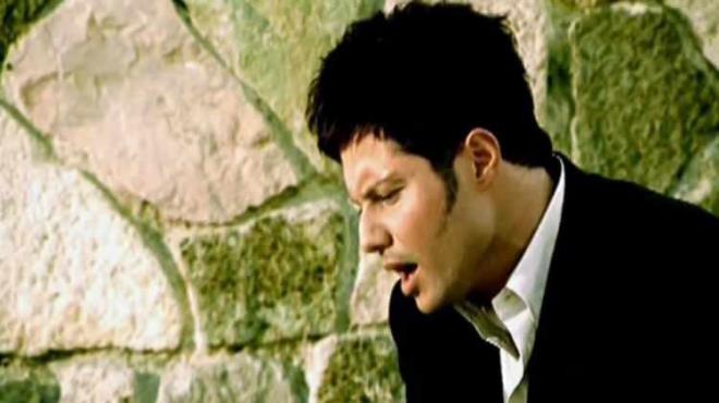 Hem ekranlardan hem de mzik almalarndan uzak duran Mirkelam, gzlerden uzak bir yaam srdrmeyi tercih ediyor.