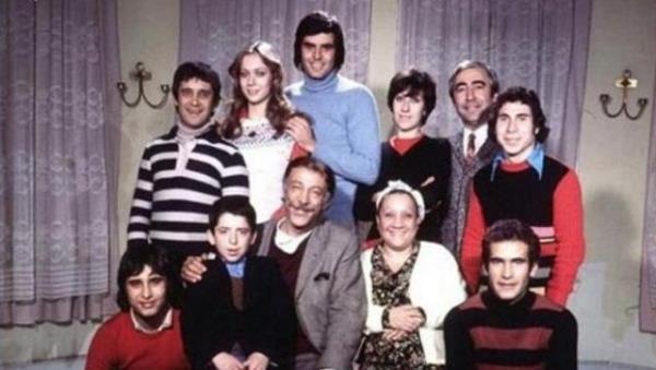 <p><b>Neeli Gnler / ener en</b></p>  ocuklar: amca hadi u aslan avn anlat  <p>ziya: hheeaauu... evet.. bi gn arkadalarla ormana gittik. etrafeaaa daldkk! elimde tfek arr ar ilerliyorum. derkeen!</p>  ocuklar: eeeeeeeee?  <p>ziya: birden onu grdm?</p>  ocuklar: neyiii?  <p>ziya: aslan. bir ka metre temdeydi, hiii byle ey olamaz! alllahhh allaaaaaaaahh boyu 10 metre!!! ocuklar: boyu 10 metre mi? aslann boyu 10 metre miydi?</p>  kazm: ziyaaa!!  <p>ziya: 10 metre deilse de 5 metre var.</p>  kazm: ziyaaaaaaa!!  ziya: yani aslan kadar aslan. hemen dorulttum tfei,   tkk!! tfekte kurun yok. uleaann!!