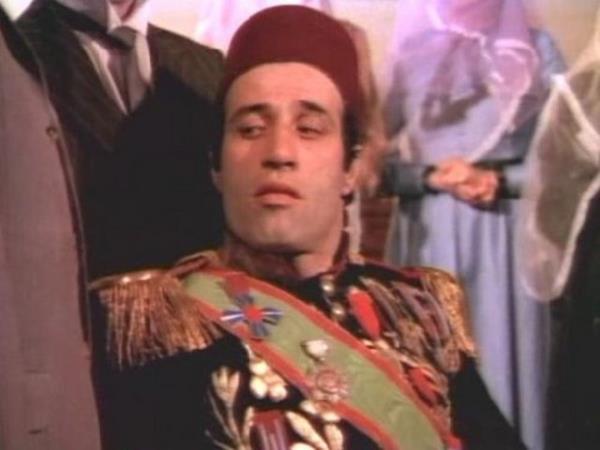 <p><b>Tosun Paa / Kemal Sunal </b<</p>  Leyla, sana bi iir yazdm okuyaym m?  <p>-Okuyun paam...</p>    -Ak kalbimi yakan bir volkan gibidir en sevdiim tatl kazandibidir.  <p>Leyla sev beni sokma mkle gel kak atalm iki tabak kekle..</p>