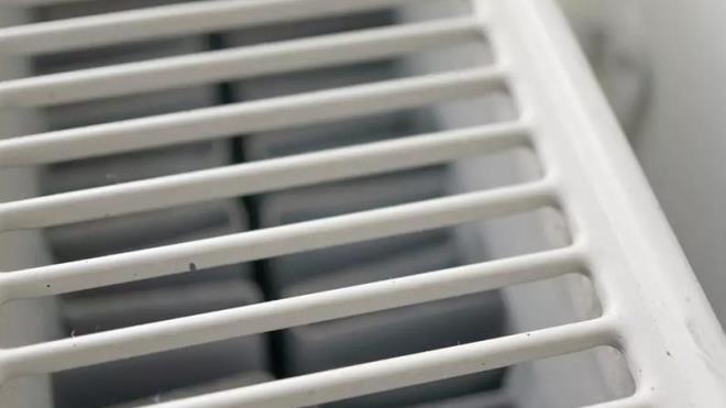  Peteklerin arasndaki kir ve tozlara ulaabilmek iin ince bir oklavaya bez sarlr ya da petek temizleme fras kullanlr.