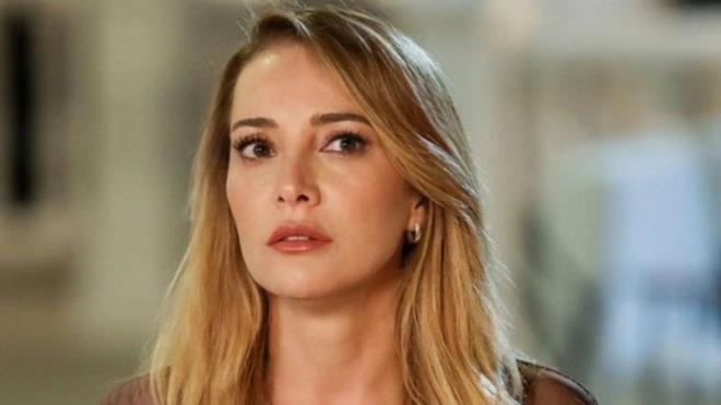 Dolunay Soysert, 25 Mart 1973 tarihinde Adana'da dodu. Babasnn ii dolaysyla  drt yandayken ailesi Ankara'ya tand. lk ve ortaokulu Ankara'da, lise eitimini stanbul'daki zel Moda Kolejinde tamamlad. 17 yandan itibaren yedi yl Bar Mano'nun asistanln yapt.