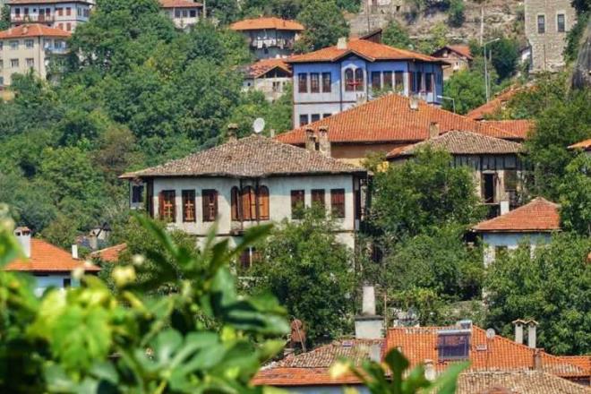 KARABK    Kadnlarda ortalama yaam sresi: 82,0    Erkeklerde ortalama yaam sresi: 76,2    Ortalama: 79,1