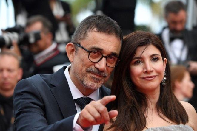 "AAILANAN BEN OLDUM"    Nuri Bilge Ceylan'n 2014'te Cannes Film Festivali?nde Altn Palmiye kazand "K Uykusu" filminin kitab getiimiz gnlerde  yaymland. Ceylan, kitapta " Maymun" filmini Zeki Demirkubuz'un senaryosundan intihalle ektii iddiasna yant vermiti. Zeki Demirkubuz'un gerei bildiini belirten ynetmen, "yle bir ey yok ama nedense yle bir ey varm gibi bir izlenim yaratmay tercih ediyor. Bence ok ayp ediyor. Bunca yl arkadalk ettik, birbirimize ne yardmlar ettik sonuta" ifadelerini kullanmt.    Ceylan konuyla ilgili deerlendirmesini "Yllar sonra yapt bir syleide ' Maymun' filmini seyretmediini de sylemi stelik. nsan izlemediini iddia ettii bir film iin nasl byle eyler ima eder? Bilmiyorum. Evet, aalanan ben oldum belki burada ama aalk olan kesinlikle ben deilim" szleriyle bitirmiti.