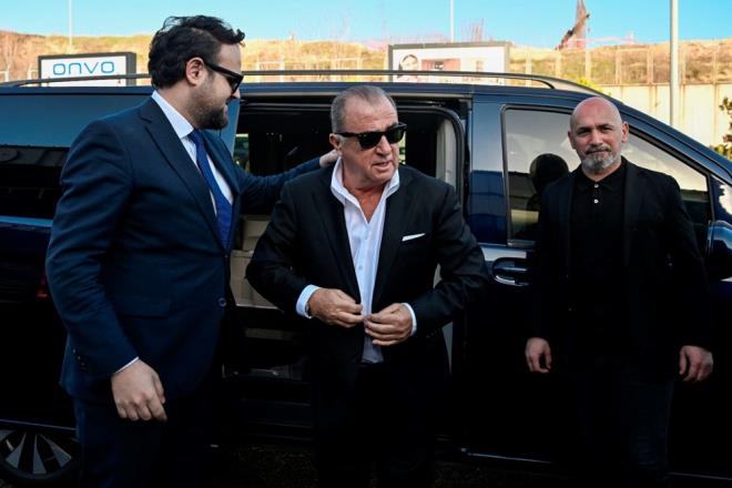 Yunanistan'da drt takm arasnda sren bir rekabet ortam olduunu aktaran Terim, "Rakiplerimiz hem kaliteli hem gl. Sayg duyuyoruz ama Panathinaikos olarak biz de uzun yllar ampiyonlua hasret kalmz. Avrupa'ya hasret kalmz. Dolaysyla, hedefler ok ak." ifadelerini kulland.    Tecrbeli altrc, szlerine yle devam etti:  "Gelme sebebim belli, getirilme sebebim belli. Hibir eyin garantisi yoktur ama iddial olmaktan geri kalmayacaz. Bu puan toplayan geen sene ok avantajl durumdan ampiyonluu veren ama avantajl duruma gelen bir takmn ok daha iyi eyler yapacana inanyorum. nk oyuncularmz olmadan hibir ey yapamayz. Kaliteli baz oyunculara sahip olduumuzu dnyorum ama onlarn performansn ok daha yukar ekme niyetindeyim. Art, hepsinin mutlu bir ekilde oynamas ok nemli. Yani yaptmz iten mutluluk duyacaz. Keyif alacaz. Darya da keyif vereceiz."