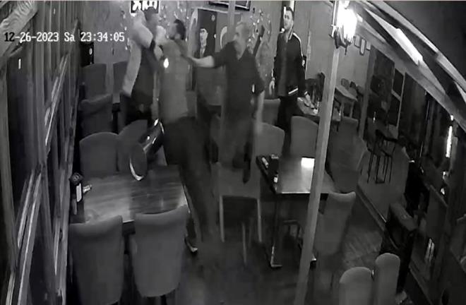 Tekirda?da bir kafede kan yksek ses tartmas, cinayetle bitti.  Olay, gece saatlerinde Ergene ilesindeki bir kafeteryada yaand. Kafeteryada mteri olarak bulunan Rdvan Ersoy ile Gkay Kazan arasnda iddiaya gre; yksek sesle konuma nedeniyle tartma kt.