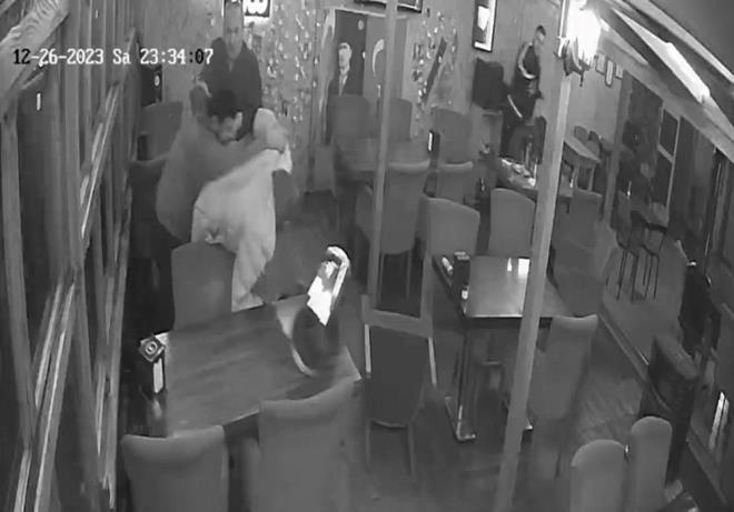 Kavga ile cinayet an gvenlik kameras tarafndan kaydedilirken, inaat malzemeleri satan Rdvan Ersoy, olayda kulland tabanca ile polise teslim oldu.