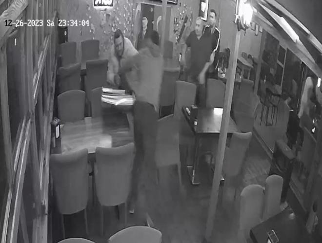 Ersoy, yanndaki arkada M.K. ile kafeteryadan ayrld.  hbar zerine olay yerine polis ve salk ekipleri sevk edildi.