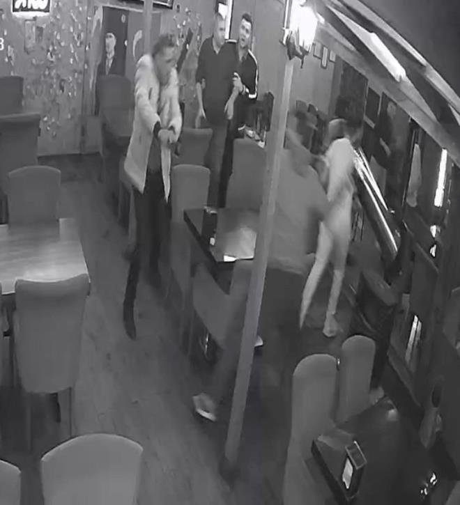 Kafeteryadaki bir kii araya girip, kavgaya nlemeye alrken, dier mteriler panik halinde kat. kili arasndaki kavga srasnda Ersoy?un ateledii tabancadan kan kurunun beline isabet ettii Gkay Kazan, yere yld.