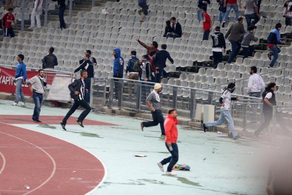 Uzatma dakikalarnda saha kart, Tribnler sahaya indi