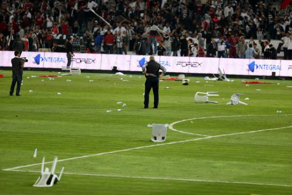 Uzatma dakikalarnda saha kart, Tribnler sahaya indi