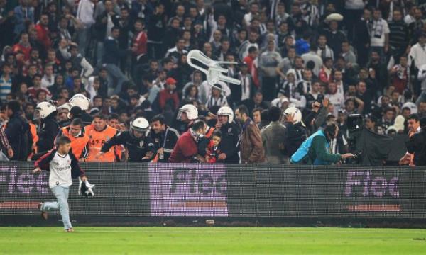 Beikta ile Galatasaray arasnda oynanan man son dakikalarnda byk olaylar kt, taraftarlar sahaya girdi.